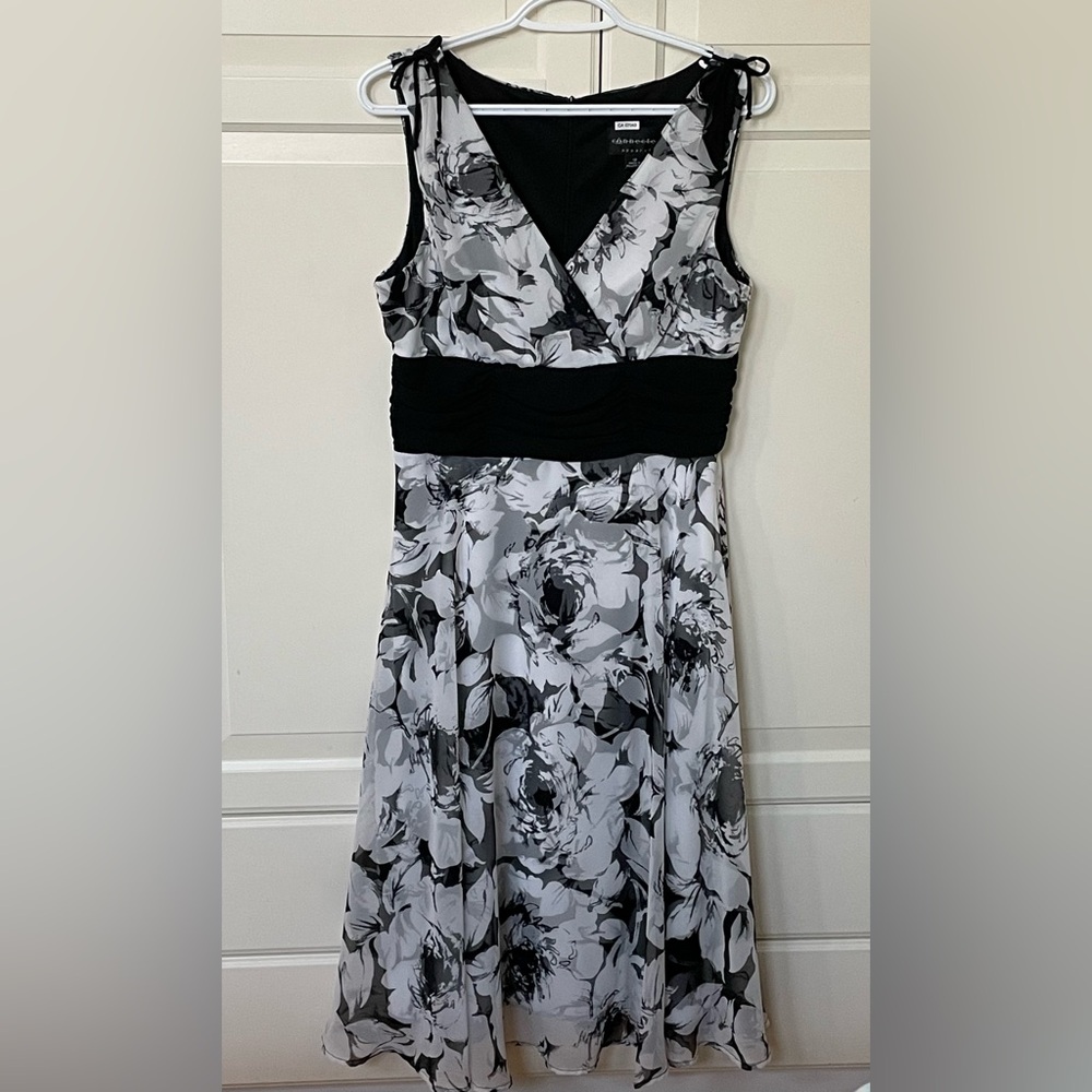 Sleeveless v-neck black and white floral print cocktail dress. Size 12